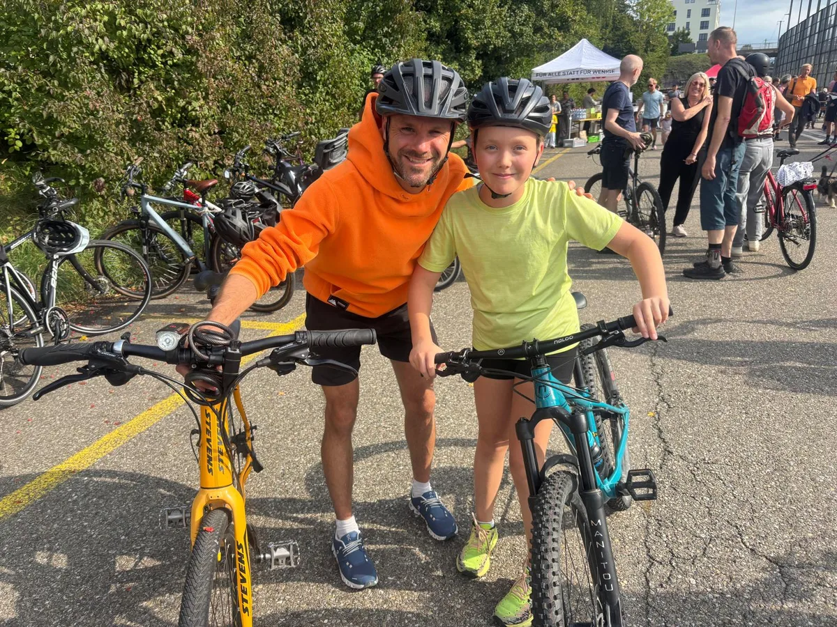 Reto Bischofer und Clara haben Freude, bei schönem Wetter an der Demonstration teilzunehmen. Man sieht Reto Bischofer und Clara mit ihren Fahrrädern.